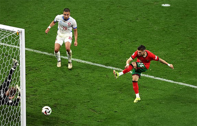 Conceicao ấn định tỷ số 2-1 cho Bồ Đào Nha ở phút bù giờ đầu tiên