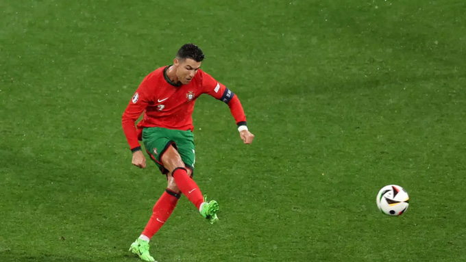 Ronaldo đã có 29 lần đá phạt tại các VCK EURO nhưng chưa ghi được bàn nào