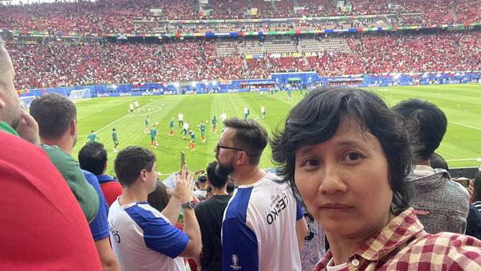 Tác giả bài viết (chị Minh Hạnh) xem Bồ Đào Nha của Ronaldo khởi động trước giờ thi đấu