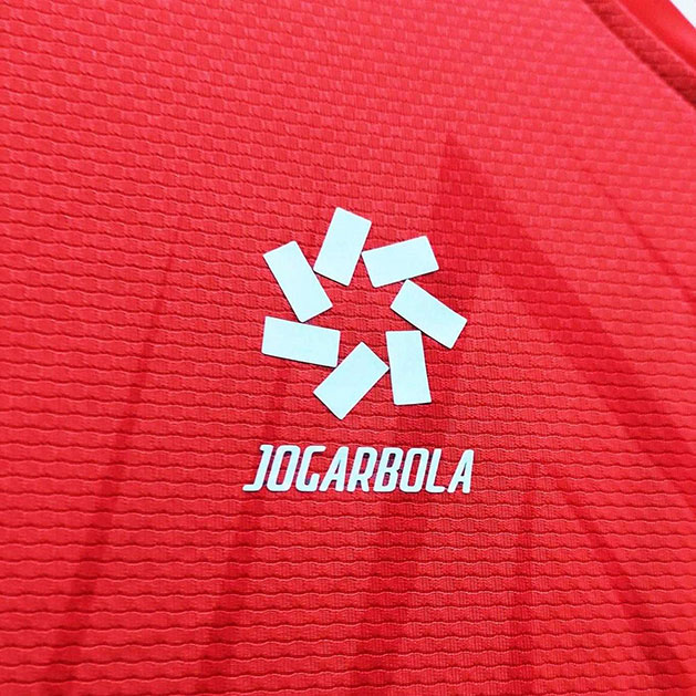 Logo hoa 7 cánh của Jogarbola trên áo Đội tuyển Quốc gia là biểu tượng cho tinh thần khát khao chiến thắng và mong muốn mọi nỗ lực của các vận động viên sẽ được “đơm hoa kết trái”.