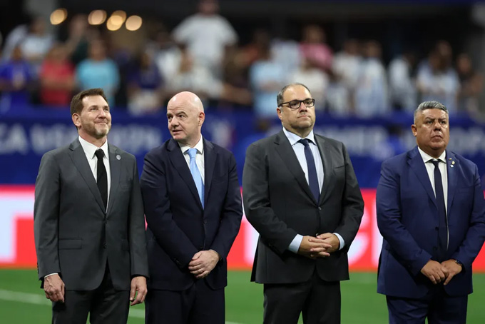 Chủ tịch FIFA, Infantino (thứ hai từ trái sang) đứng cùng Alejandro Domínguez (chủ tịch LĐBĐ Nam Mỹ), Victor Montagliani (chủ tịch LĐBĐ CONCACAF) và Claudio Tapia (chủ tịch LĐBĐ Argentina)