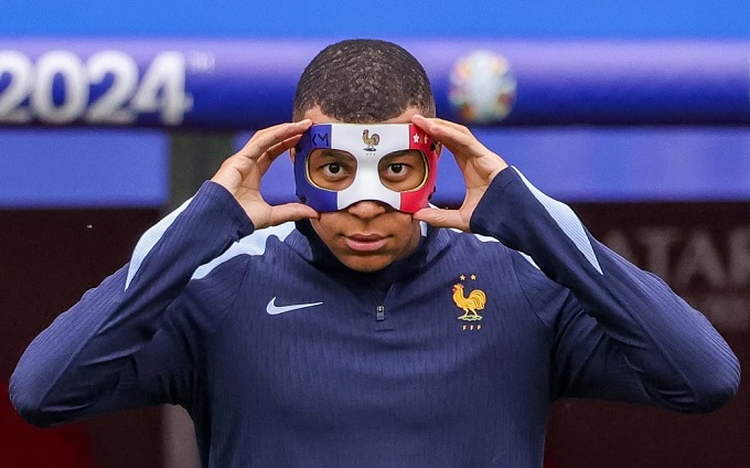 Mbappe được phép đeo mặt nạ khi thi đấu nhưng không phải cái này