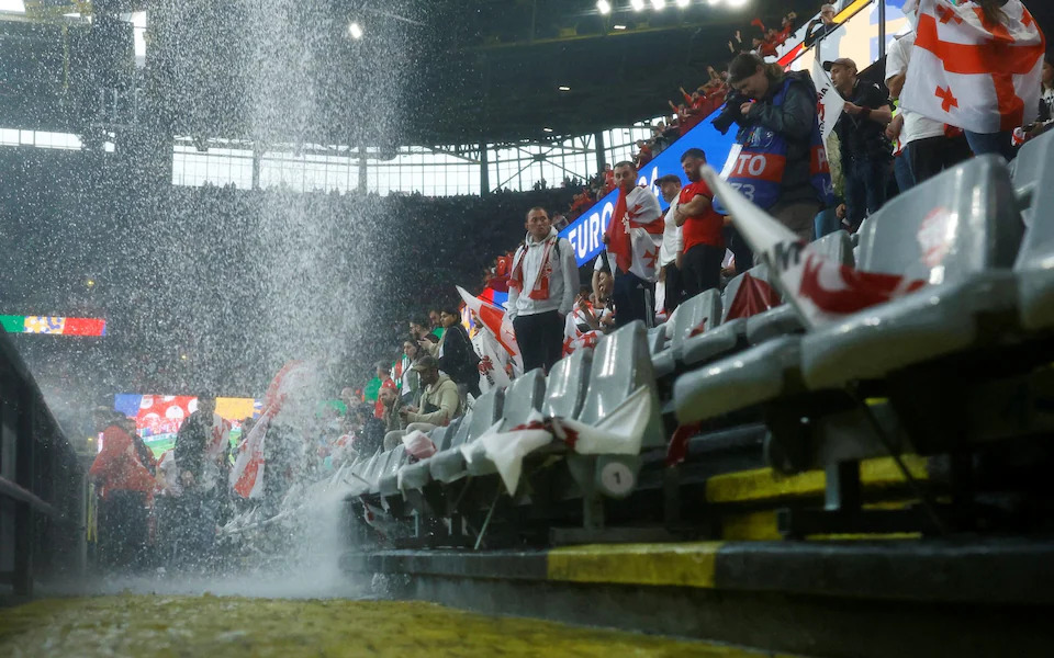 Thác nước ở sân của Dortmund trong trận Thổ Nhĩ Kỳ - Georgia