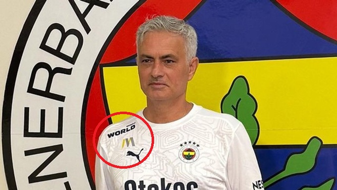 Mourinho mặc áo có logo thương hiệu của ông trong lễ ra mắt Fenerbahce