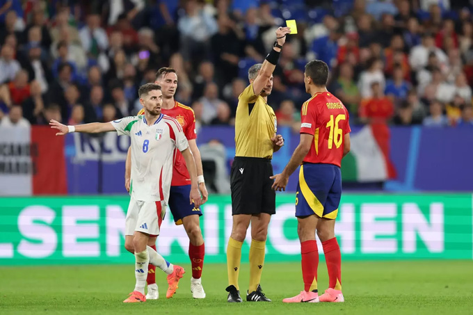 Rodri nhận thẻ vì phàn nàn với trọng tài dù không phải đội trưởng