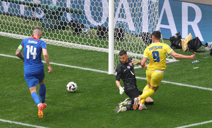 Yaremchuk hoàn thành màn ngược dòng của Ukraine trước Slovakia
