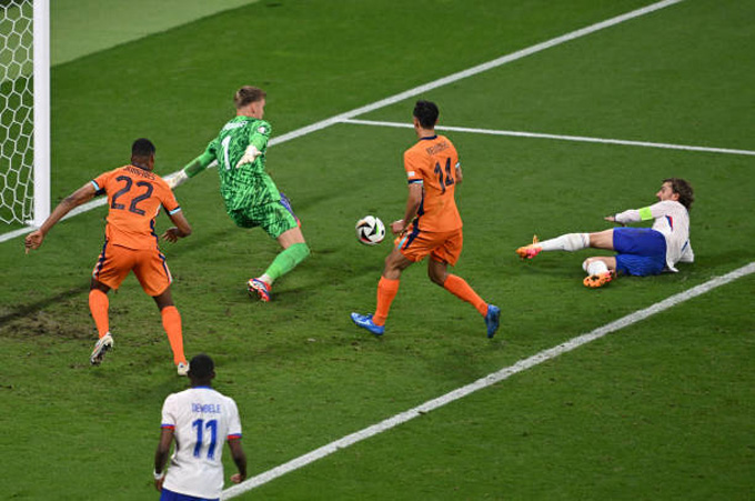 Griezmann sút trúng người thủ môn đối phương ở phút 65