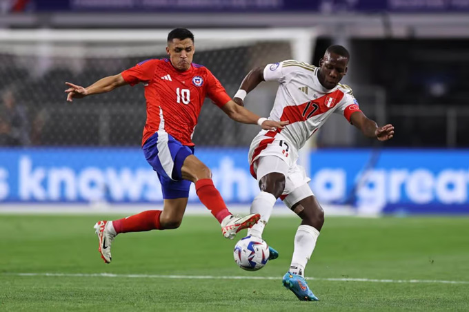 Sanchez và đồng đội tại Chile đã phải chia điểm trước Peru