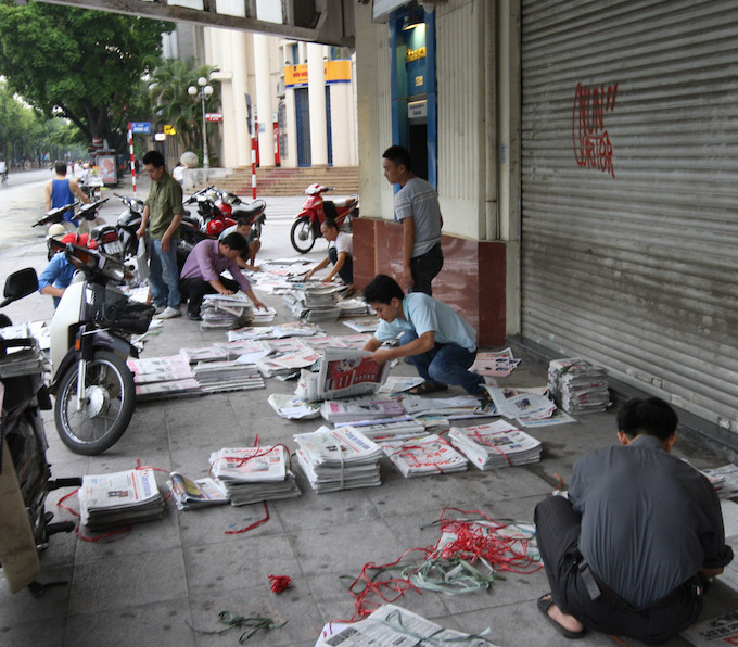 Môt địa điểm phát hành báo vào buổi sáng tại Hà Nội 