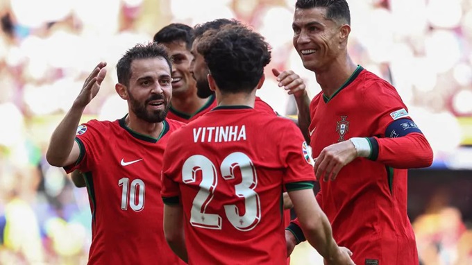 Ronaldo ăn mừng cùng các đồng đội sau trận thắng Thổ Nhĩ Kỳ