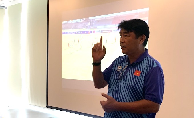 HLV Trần Minh Chiến đã rút kinh nghiệm kỹ càng cho các cầu thủ sau trận đấu với U16 Brunei. Ảnh: Phan Hồng