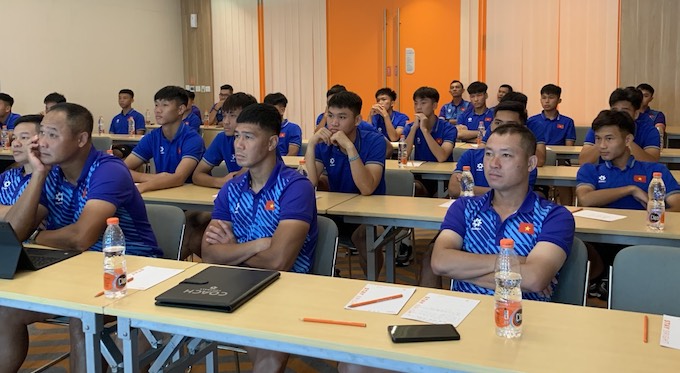 Toàn đội cũng đã phân tích sức mạnh của U16 Campuchia. Ảnh: Phan Hồng 