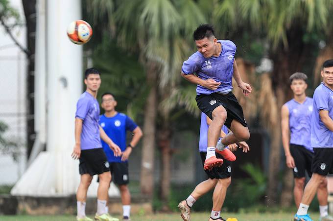 Hà Nội đang tập luyện tích cực cho trận đấu trên sân Lạch Tray. Ảnh: Minh Tuấn