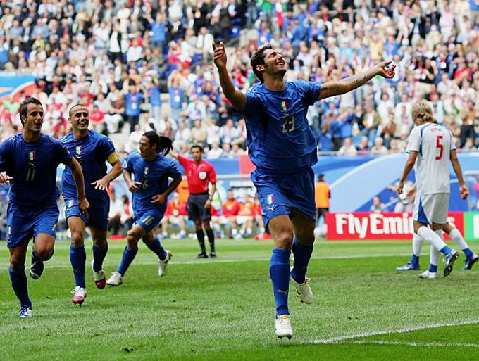 Italia đánh bại CH Séc ở lượt cuối vòng bảng World Cup 2006 để lách quá khe cửa hẹp