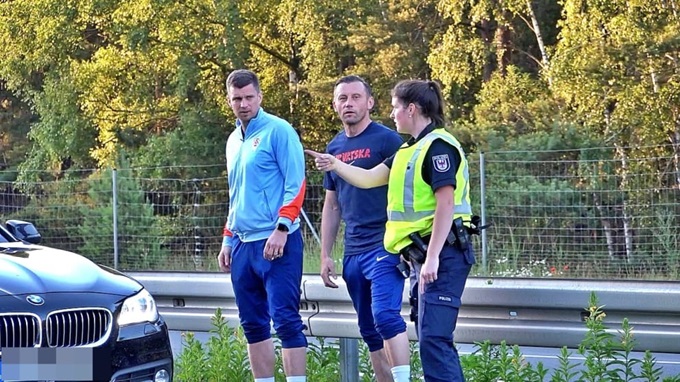 Ivica Olic (giữa) vô tình chứng kiến vụ tai nạn thương tâm
