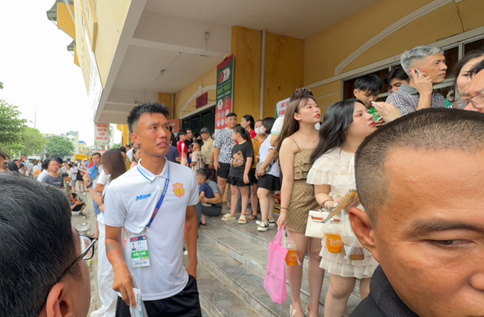 Mai Xuân Quyết, cầu thủ của Nam Định cũng bất lực trong việc tìm đường vào trong sân Thiên Trường
