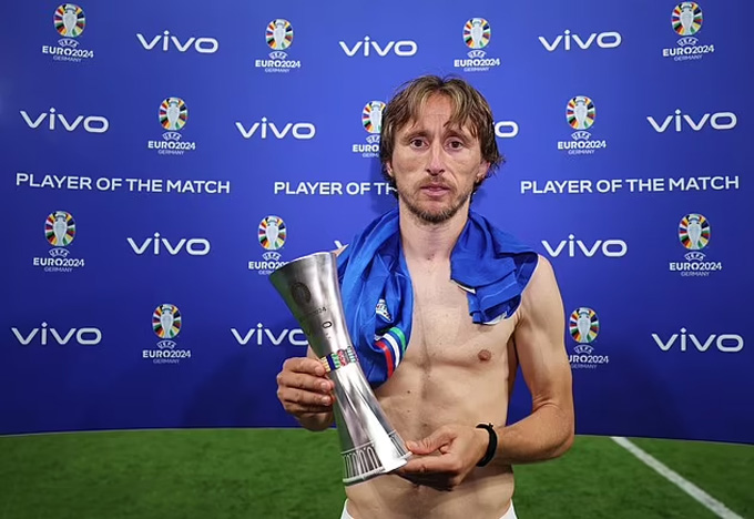 Modric giành giải cầu thủ xuất sắc nhất trận Italia vs Croatia đồng thời phá kỷ lục EURO khi là cầu thủ già nhất từng ghi bàn
