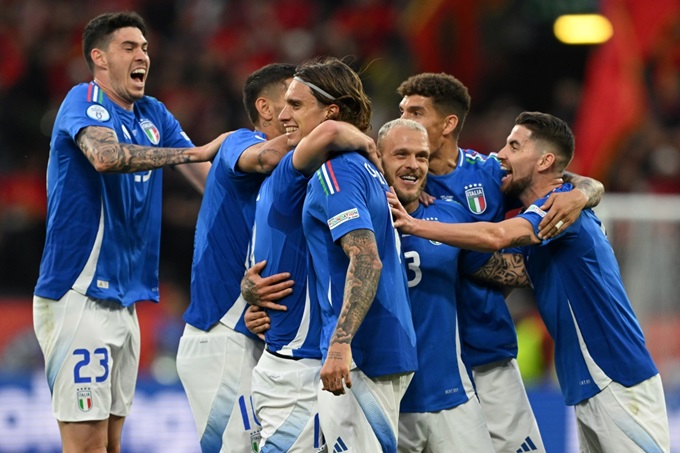 Các cầu thủ Italia ăn mừng bàn thắng gỡ hòa 1-1 trước Croatia