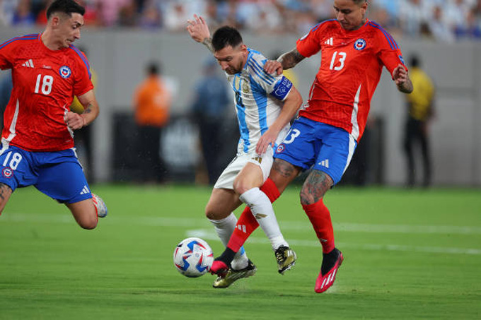 Messi bị các cầu thủ Chile theo kèm rất sát