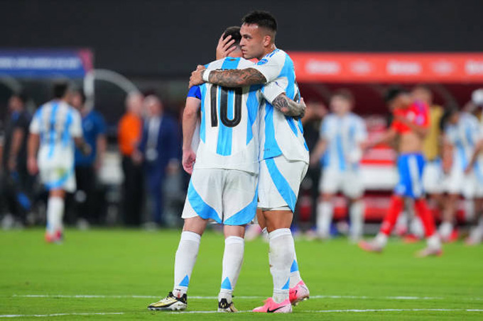 Lautaro đang dần san sẻ với Messi việc "gánh đội" Argentina