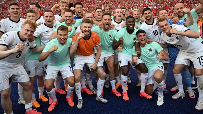 Các cầu thủ Áo ăn mừng sau trận thắng Hà Lan