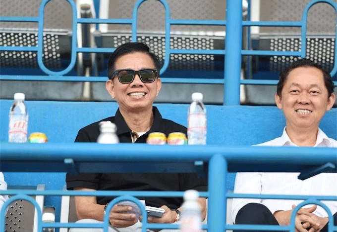 HLV Hoàng Anh Tuấn cùng lãnh đạo đội B.BD đã cùng đi xem bóng đá, đàm phán nhưng không đạt được kết quả