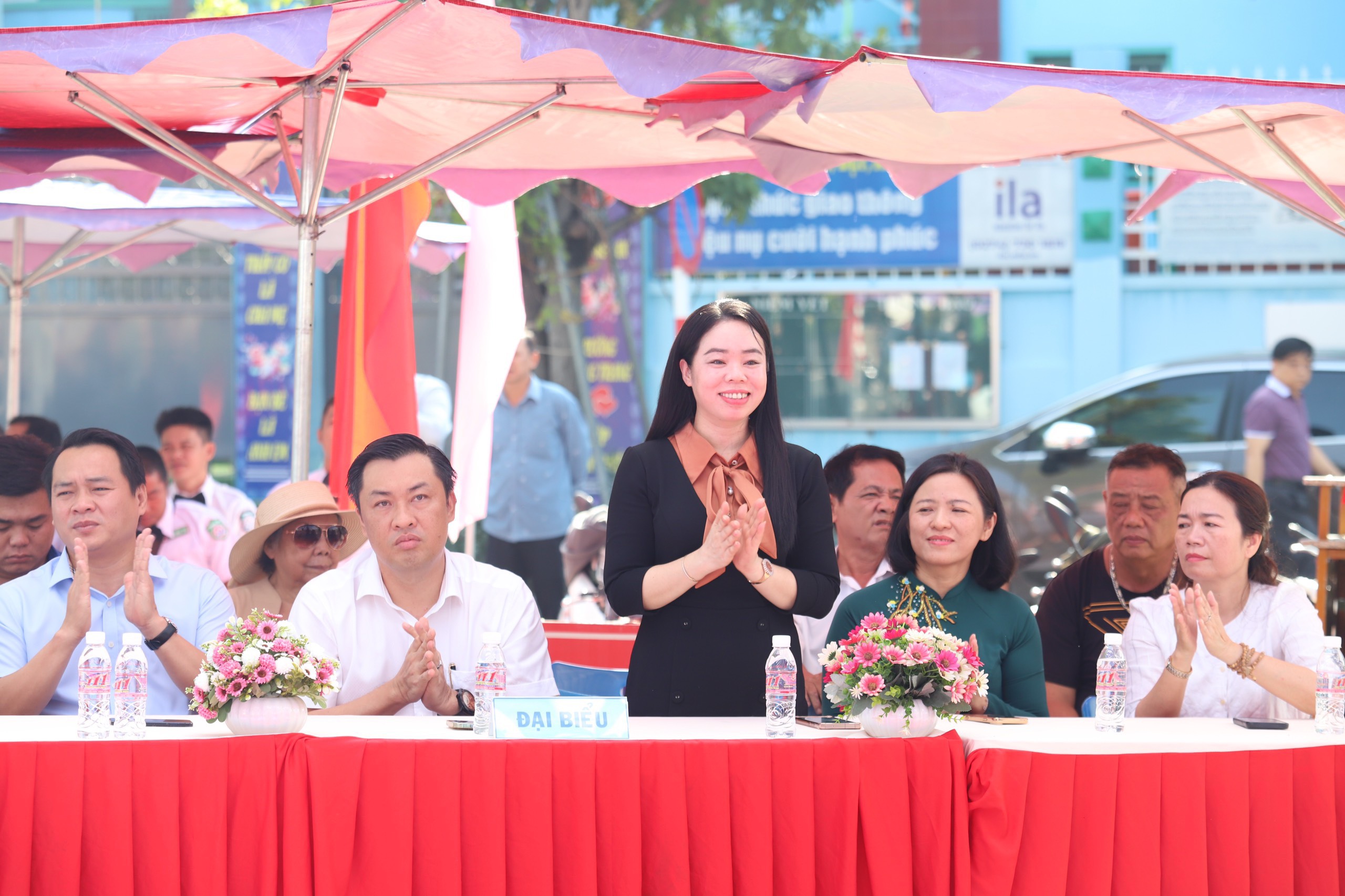 Bà Nguyễn Thị Kim Nguyên, Phó Trưởng Ban Tuyên giáo Tỉnh uỷ Bình Dương cùng các đại biểu đến tham dự Lễ khai mạc giải