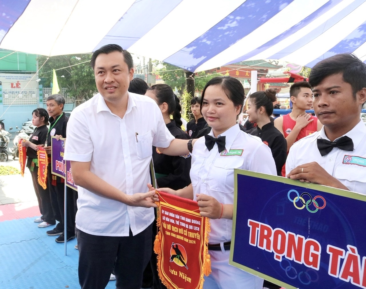 Ông Cao Văn Chóng, Phó Giám đốc Sở Văn hóa, Thể thao và Du lịch tỉnh Bình Dương - Trưởng Ban Tổ chức giải tặng cờ lưu niệm cho các đơn vị tham dự giải