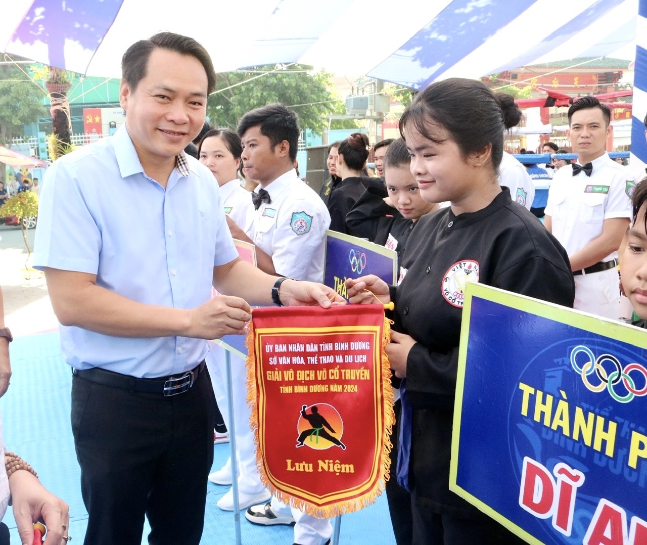 Ông Trần Bảo Lâm, UVTV Thành ủy - Phó Chủ tịch UBND thành phố Thủ Dầu Một tặng cờ lưu niệm cho các đơn vị tham dự giải