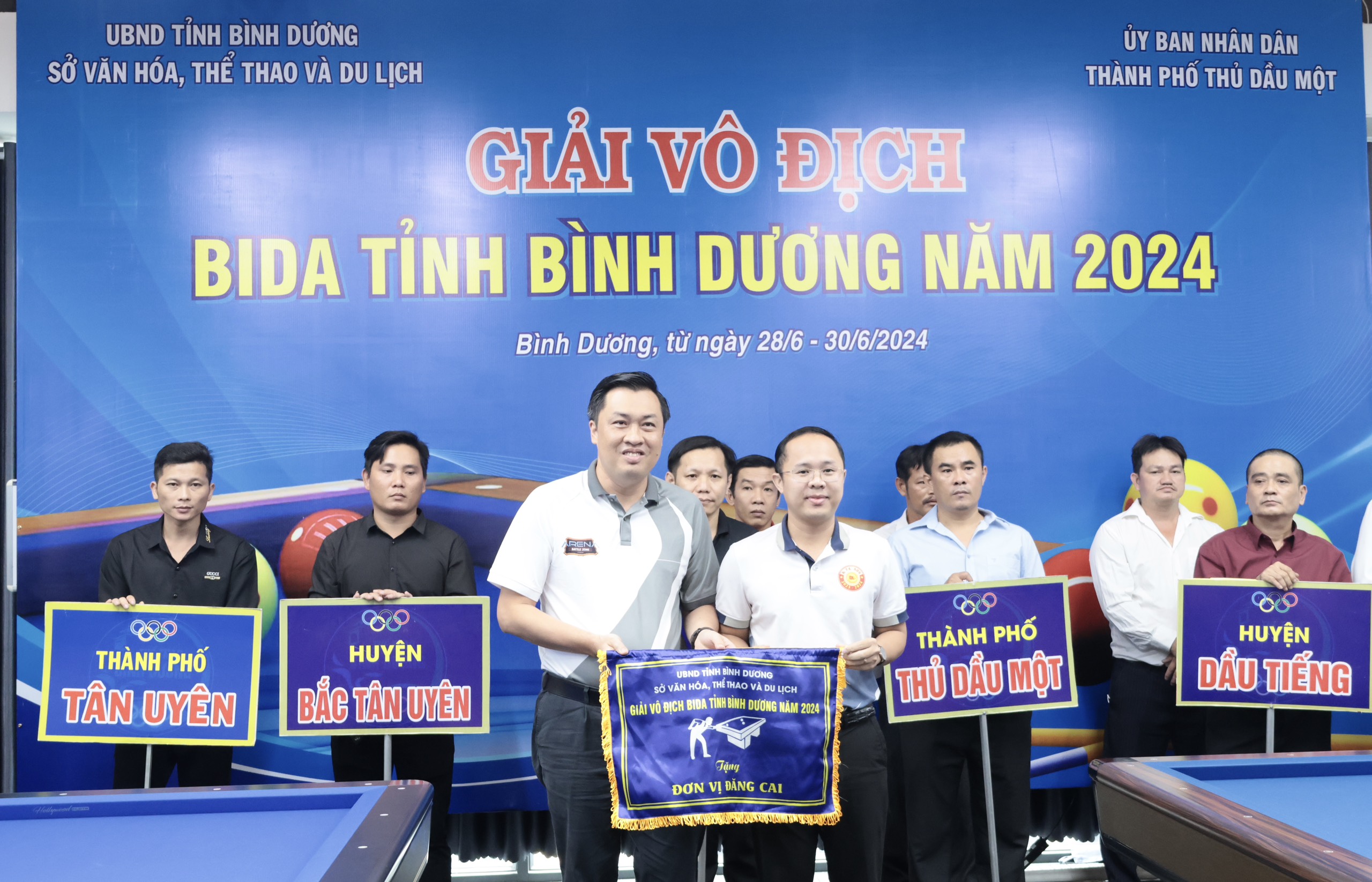 Ông Cao Văn Chóng, Phó Giám đốc Sở Văn hóa, Thể thao và Du lịch tặng cờ lưu niệm cho thành phố Thủ Dầu Một, đơn vị đăng cai giải