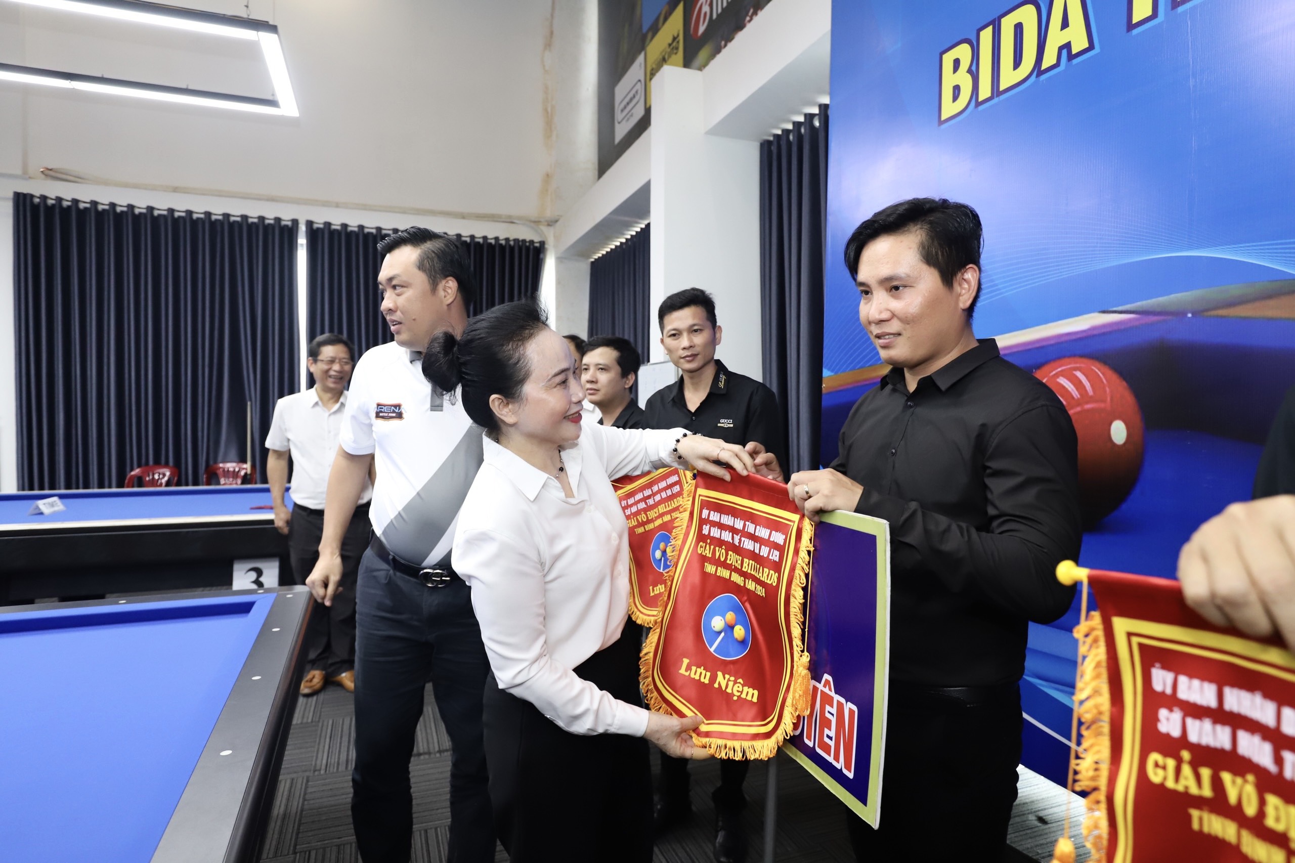 Bà Nguyễn Thị Lệ Trinh – Chủ tịch Hội chữ thập đỏ tỉnh Bình Dương tặng cờ lưu niệm cho các đơn vị tham dự giải