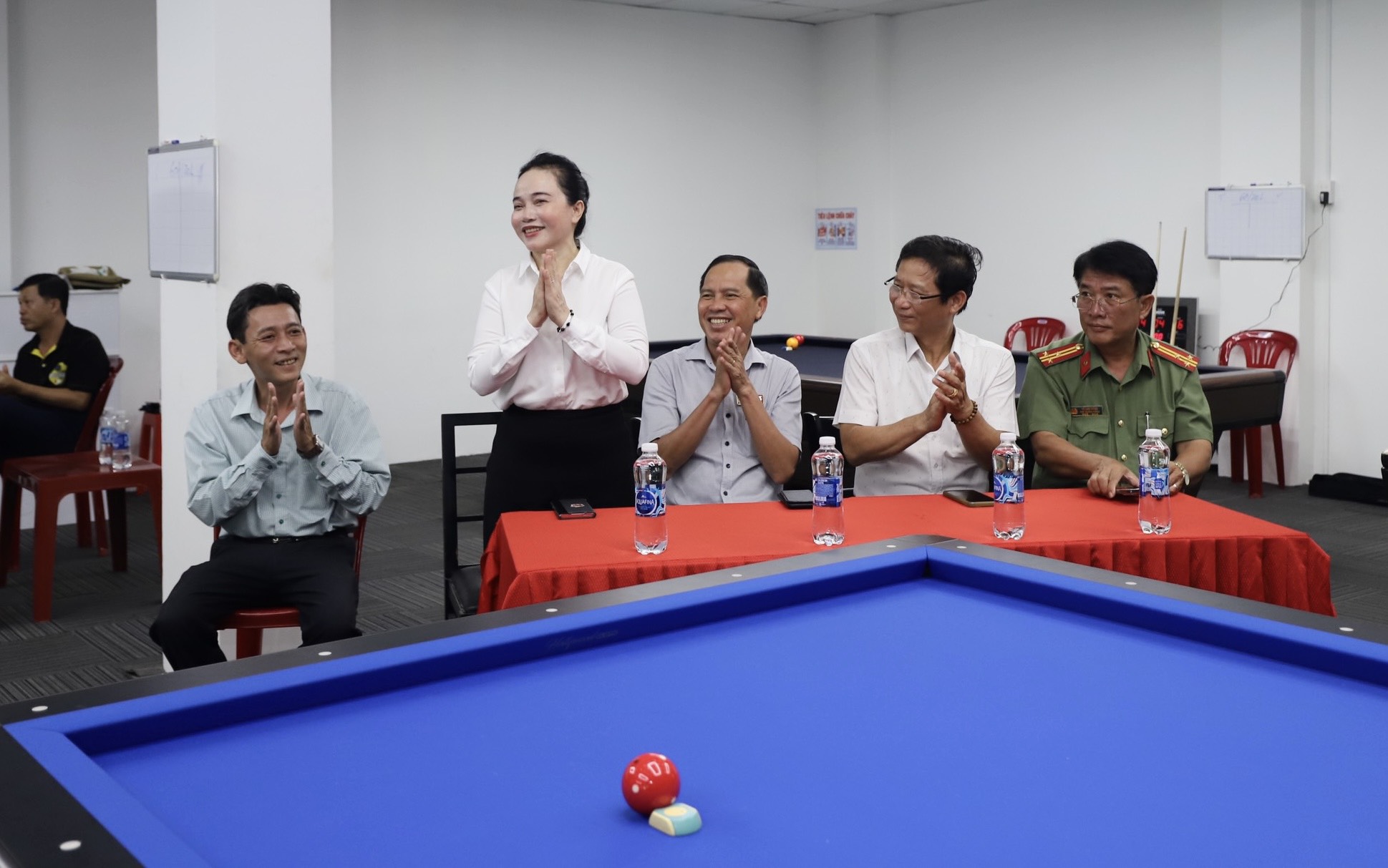 Bà Nguyễn Thị Lệ Trinh – Chủ tịch Hội chữ thập đỏ tỉnh Bình Dương và các đại biểu tham dự Lễ khai mạc giải