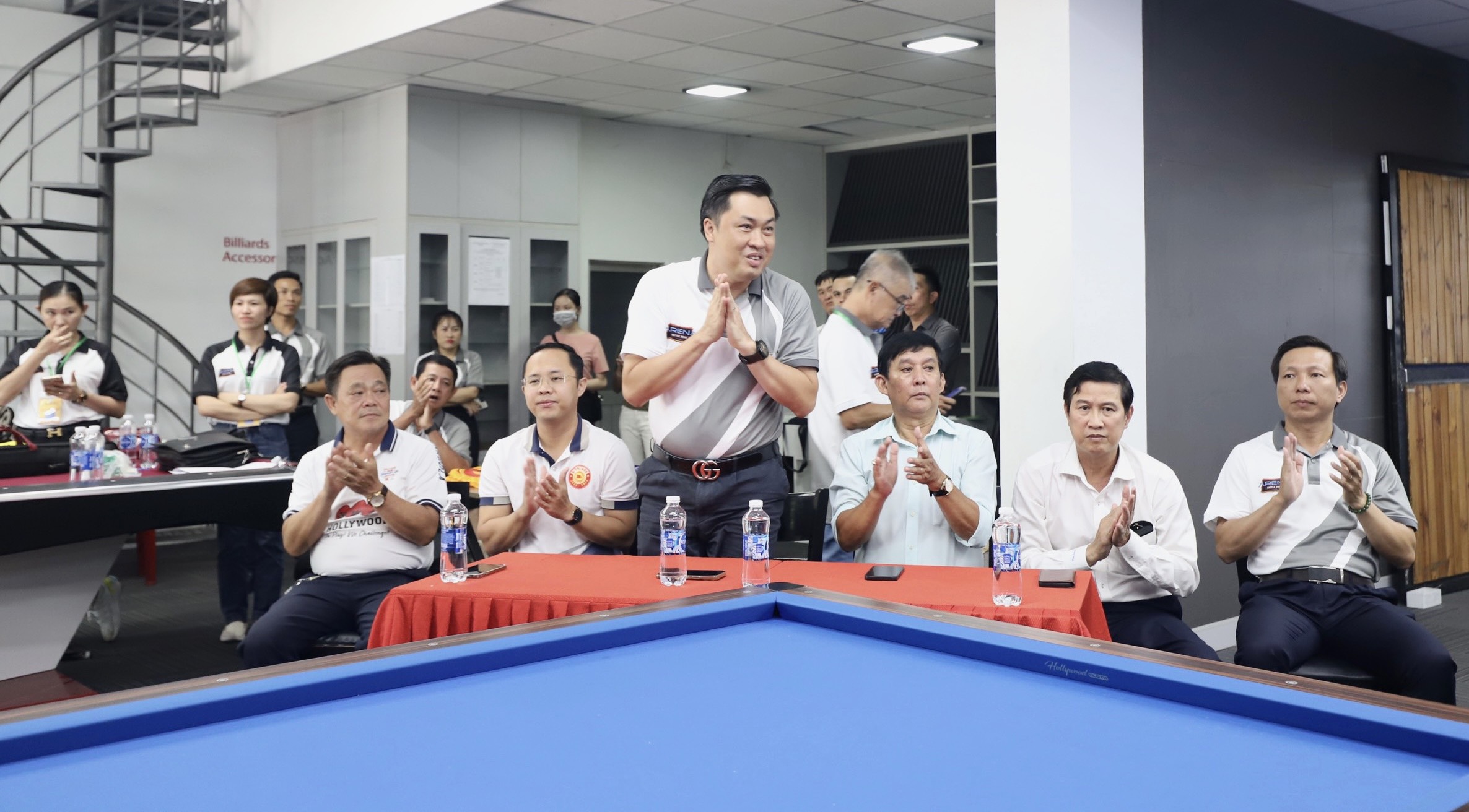 Ông Cao Văn Chóng, Phó Giám đốc Sở Văn hóa, Thể thao và Du lịch cùng các đại biểu tham dự Lễ khai mạc giải