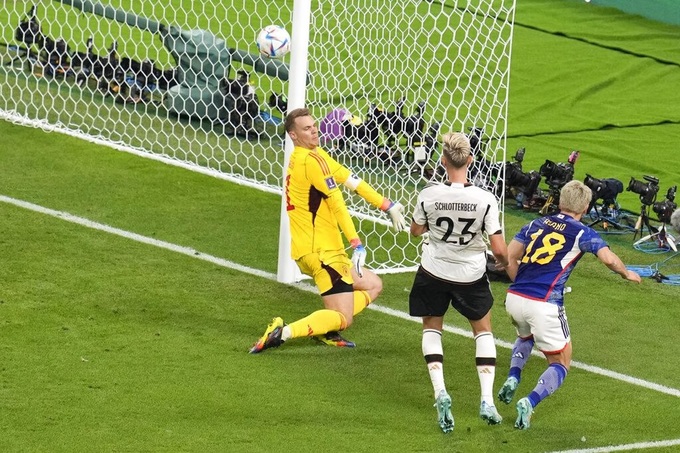 Trận thua Nhật Bản 1-2 ở World Cup 2022 góp phần khiến Schlotterbeck mất chỗ ở ĐTQG.