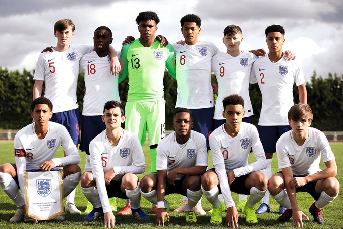 Jude Bellingham (hàng ngồi đầu tiên bên trái) và Jamal Musiala (hàng ngồi, thứ tư từ trái qua) từng sát cánh trong màu áo các đội tuyển trẻ Anh