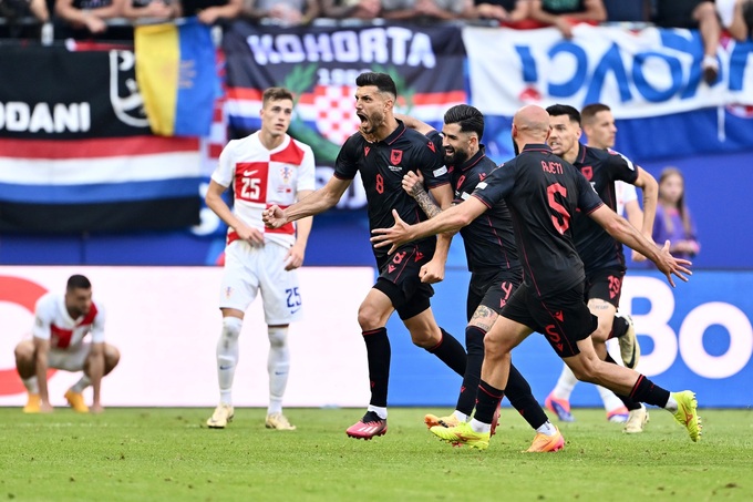 Albania ngẩng cao đầu rời giải khi gián tiếp loại Croatia ở vòng bảng bằng trận hòa 2-2
