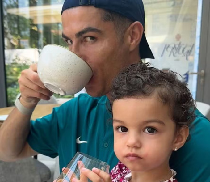 Bức ảnh dễ thương của cha con Ronaldo