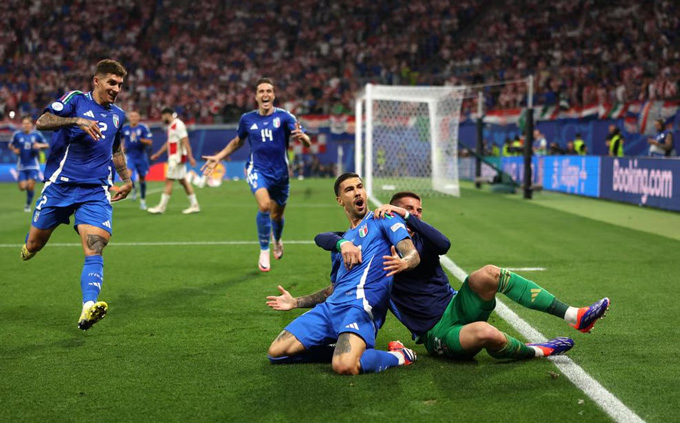 Italia chật vật vượt qua vòng bảng