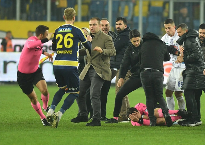 Trọng tài Halil Umut Meler bị hạ knock-out trên sân