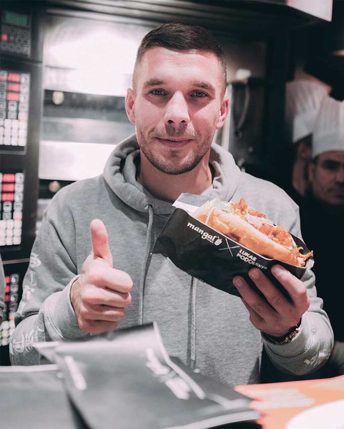 Poldi và thương hiện Mandal Doner Kebab của mình
