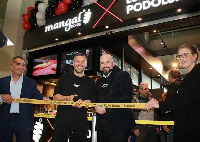Podolski trong ngày khai trơng cửa hàng Doner kebab đầu tiên 