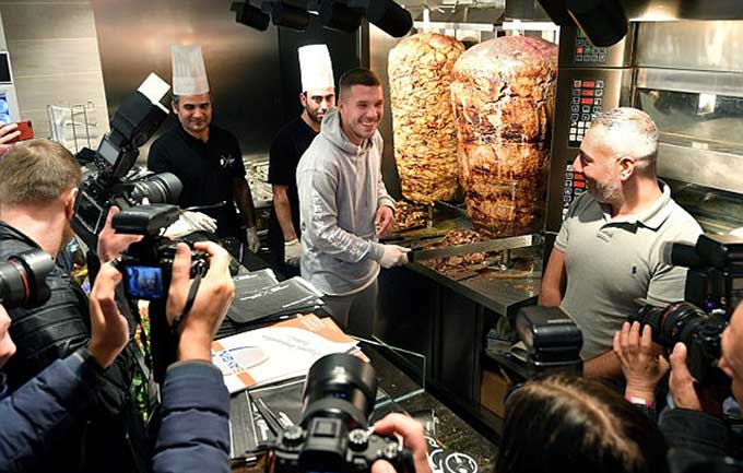 Podolski tươi cười trong ngày khai trương cửa hàng chính ở Cologne