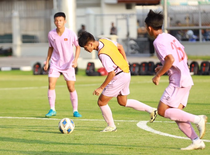 U16 Việt Nam tập phối hợp trong buổi chuẩn bị cho trận gặp U16 Thái Lan. Ảnh: Phan Hồng