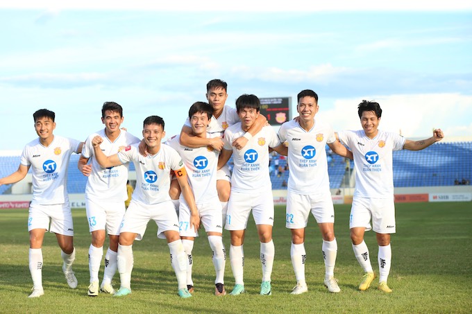 Dẫu đá đội hình phụ, nhưng Nam Định vẫn thắng đậm 3-2 trên sân của Quảng Nam. Ảnh: Lâm Thoả