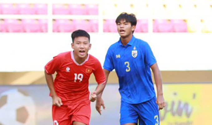 Cầu thủ Phothong của U16 Thái Lan phải nhập viện khẩn cấp sau khi ghi bàn vào lưới Việt Nam - Ảnh: Phan Hồng 