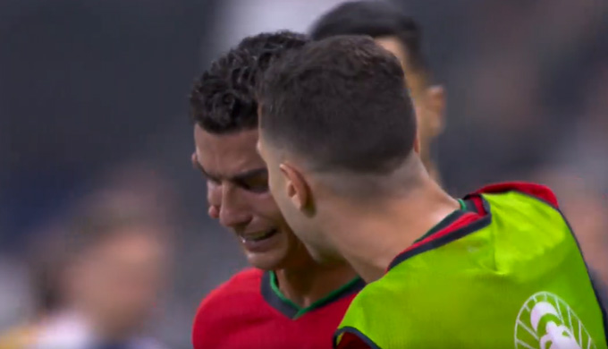 Dalot an ủi Ronaldo