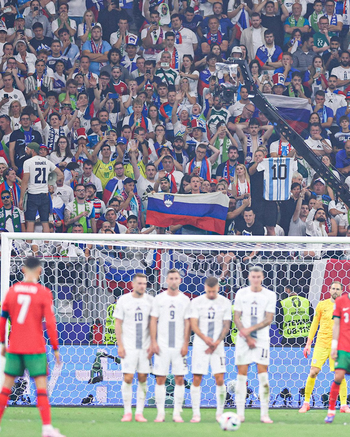 CĐV Slovenia giơ áo đấu của Messi khi Ronaldo đá phạt