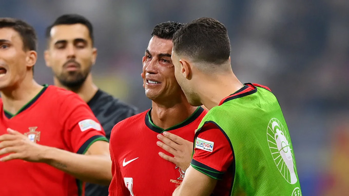 Ronaldo bật khóc sau khi đá hỏng phạt đền ở hiệp phụ