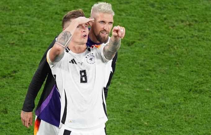 Toni Kroos và Robert Andrich sau trận thắng Đan Mạch. Một sự kiện đáng xấu hổ đã đã xảy ra tại fanzone chiếu trận đấu này