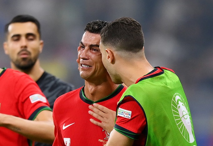 Những giọt nước mắt của Ronaldo đã làm rúng động cả giải đấu